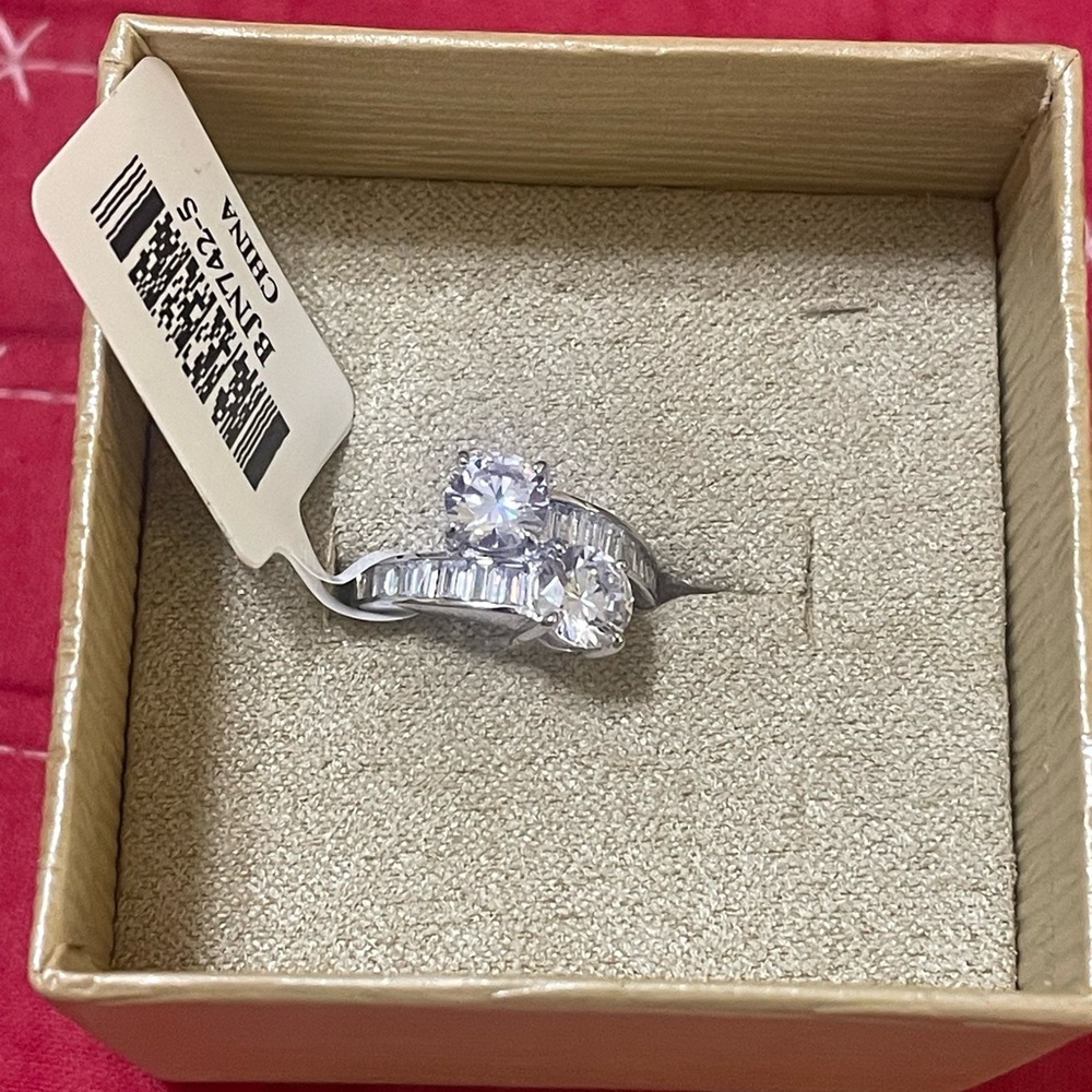 Elegant Silver Ring with Cubic Zirconia MSRP $159 Size 5-5.5